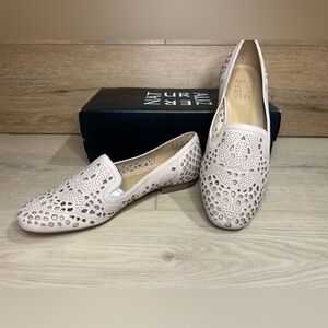 Naturalizer 7W Eve Tan leather cut out slip on loafers